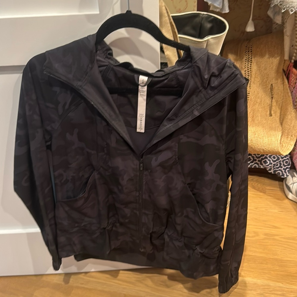 lululemon size 6 peplum camo rainjacket worn a few times.